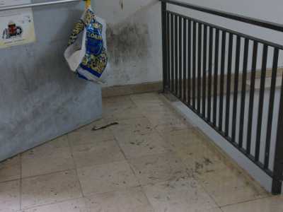 Un altro angolo, di fronte all'aula C, in cui il divieto di fumo viene ignorato 